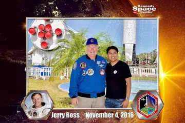 ABADIKAN KENANGAN: Dr Nazir bergambar dengan angkasawan Jerry Ross semasa beliau diundang ke pusat angkasa lepas di Amerika semasa menyertai program Fulbright di sana baru-baru ini. - Foto DR MUHAMMAD NAZIR AMIR