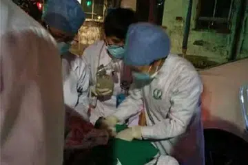 Sekumpulan doktor dan jururawat di wilayah Guangdong menyambut kelahiran seorang bayi menggunakan cahaya dari telefon bimbit pintar. Weibo