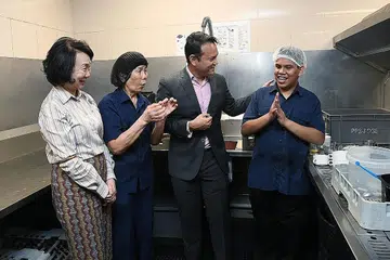 TEMPAT KERJA LEBIH INKLUSIF: Encik Zaqy Mohamad (dua dari kanan) berinteraksi dengan pekerja kurang upaya di Hotel Pan Pacific Singapore, Encik Danial Affandy (paling kanan) dan Cik Loh Ai Lin (dua dari kiri). Bersama mereka ialah Pengarah Eksekutif, Aset, Gaya Hidup dan CSR, Pan Pacific Hotels Group, Cik Wee Wei Ling. - Foto BH oleh KHALID BABA