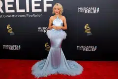 Sabrina Carpenter diumumkan sebagai pemenang Persembahan Pop Solo Terbaik bagi lagu Espresso.