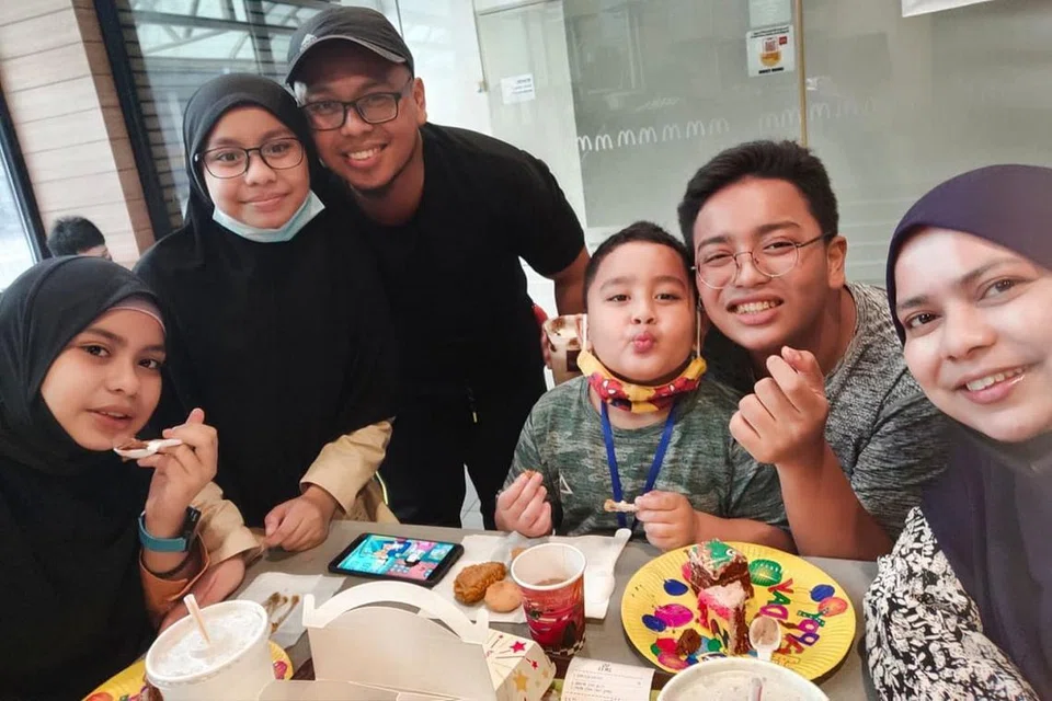 PERANAN SEORANG BAPA: Walaupun sering sibuk bekerja, Encik Saffri (tiga dari kiri) tetap menekankan pentingnya peranan seorang bapa semasa anak-anaknya membesar. - Foto ihsan oleh SAFFRI ALIAS