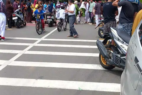 Orang ramai berkumpul di luar kawasan Sekolah Menengah Atas Negeri 72 (SMAN 72) di kompleks perumahan Tentera Laut, Kelapa Gading, Jakarta Utara.