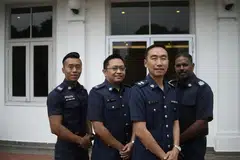 DIIKTIRAF: (Dari kiri) Sarjan Muhammad Adhwa Haziq, Penolong Superintenden Iskandar Abdul Kadir, Timbalan Superintenden Low Jiing Haur dan Pegawai Penyiasat Kanan Sri Ganesh Rajaram diiktiraf dengan anugerah kerana berjaya menangkap seorang pencabul kehormatan Julai tahun lalu. 