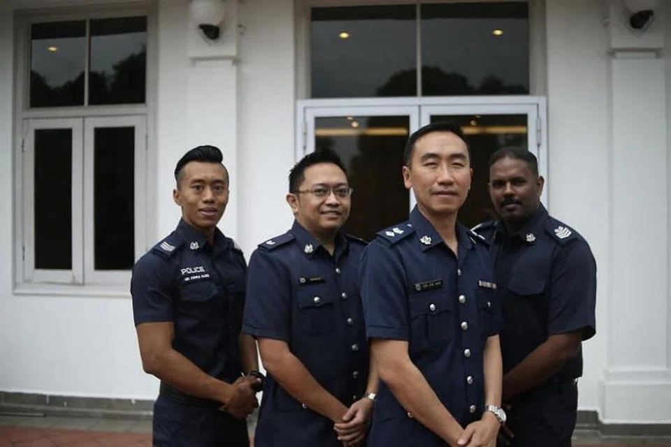 DIIKTIRAF: (Dari kiri) Sarjan Muhammad Adhwa Haziq, Penolong Superintenden Iskandar Abdul Kadir, Timbalan Superintenden Low Jiing Haur dan Pegawai Penyiasat Kanan Sri Ganesh Rajaram diiktiraf dengan anugerah kerana berjaya menangkap seorang pencabul kehormatan Julai tahun lalu. 