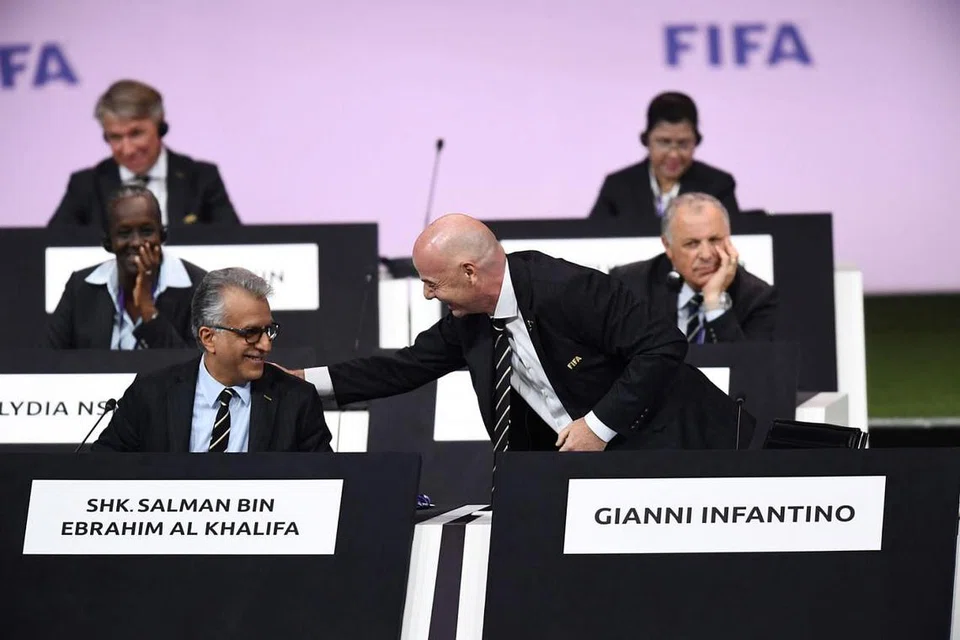 MESYUARAT AFC: Presiden AFC, Salman Bin Ibrahim Al-Khalifa (kiri) berbual mesra dengan Presiden Fifa, Gianni Infantino, sewaktu Kongres Luar Biasa AFC di Paris. China menang hak penganjuran Piala Asia 2023. - Foto AFP 