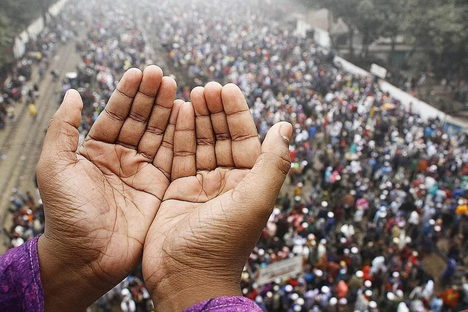 MOHON KEAMPUNAN: Setiap kali seorang Muslim beristighfar bermakna beliau akur dengan kesilapannya dan sedar akan kesalahannya. - Foto AFP