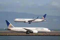UNITED AIRLINES: Tindakan memaksa keluar penumpang akibat terlebih tempahan yang dirakam penumpang lain menarik perhatian ramai. - Foto REUTERS