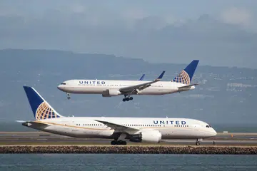 UNITED AIRLINES: Tindakan memaksa keluar penumpang akibat terlebih tempahan yang dirakam penumpang lain menarik perhatian ramai. - Foto REUTERS