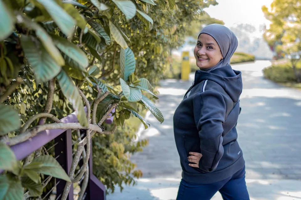 LEBIH CERGAS: Cik Suria Norhan gembira dengan berat badan yang dapat dikurangkan 17 kilogram dalam tempoh 11 bulan. Beliau boleh ikut bersukan aktif seperti berenang dan berlari-lari anak bersama anak-anaknya.