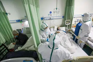 RAWAT PESAKIT: Kakitangan perubatan mengurus seorang pesakit koronavirus di sebuah hospital di Wuhan pada 6 Februari lalu.