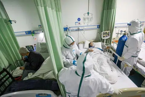 RAWAT PESAKIT: Kakitangan perubatan mengurus seorang pesakit koronavirus di sebuah hospital di Wuhan pada 6 Februari lalu.