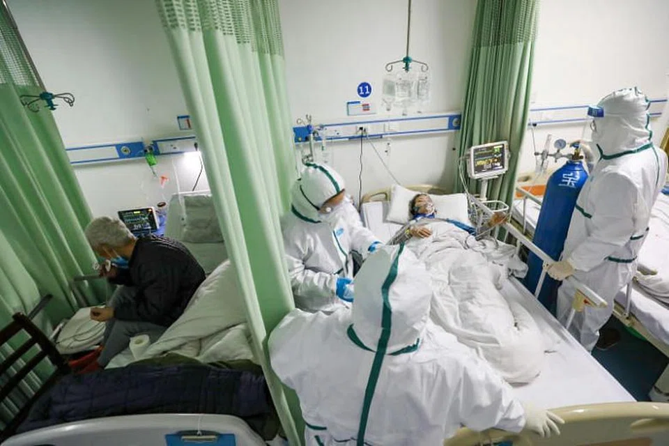 RAWAT PESAKIT: Kakitangan perubatan mengurus seorang pesakit koronavirus di sebuah hospital di Wuhan pada 6 Februari lalu.