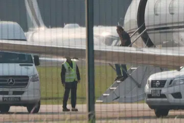 BANTU SIASATAN: Hartawan Encik Ong Beng Seng (kanan) kembali ke Singapura menaiki jet privet yang mendarat di Lapangan Terbang Seletar pada kira-kira 5.15 petang Isnin (17 Julai).