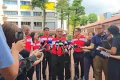 Encik A’bas Kasmani (tengah) peka dengan isu perumahan dan pekerjaan. Beliau bersama rakan-rakan yang bakal bertanding di GRC Chua Chu Kang, iaitu (dari kiri) Encik S. Nallakaruppan, Cik Wendy Low, Encik Harish Pillay, Pengerusi PSP, Dr Tan Cheng Bock; dan Encik Lawrence Pek, di acara pengumuman barisan calon Pilihan Raya GRC Chua Chu Kang GRC di Teck Whye Square.