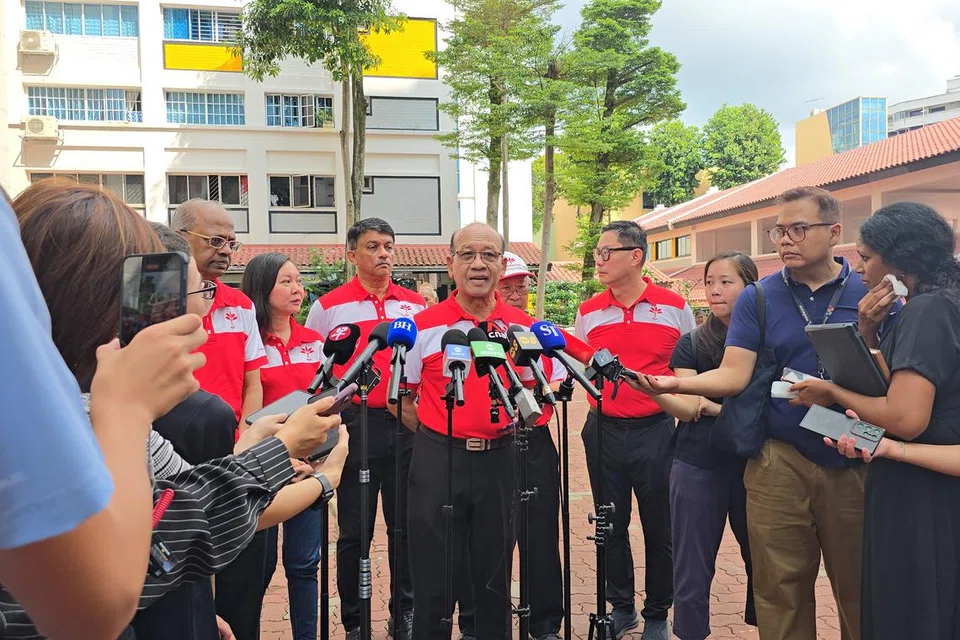 Encik A’bas Kasmani (tengah) peka dengan isu perumahan dan pekerjaan. Beliau bersama rakan-rakan yang bakal bertanding di GRC Chua Chu Kang, iaitu (dari kiri) Encik S. Nallakaruppan, Cik Wendy Low, Encik Harish Pillay, Pengerusi PSP, Dr Tan Cheng Bock; dan Encik Lawrence Pek, di acara pengumuman barisan calon Pilihan Raya GRC Chua Chu Kang GRC di Teck Whye Square.