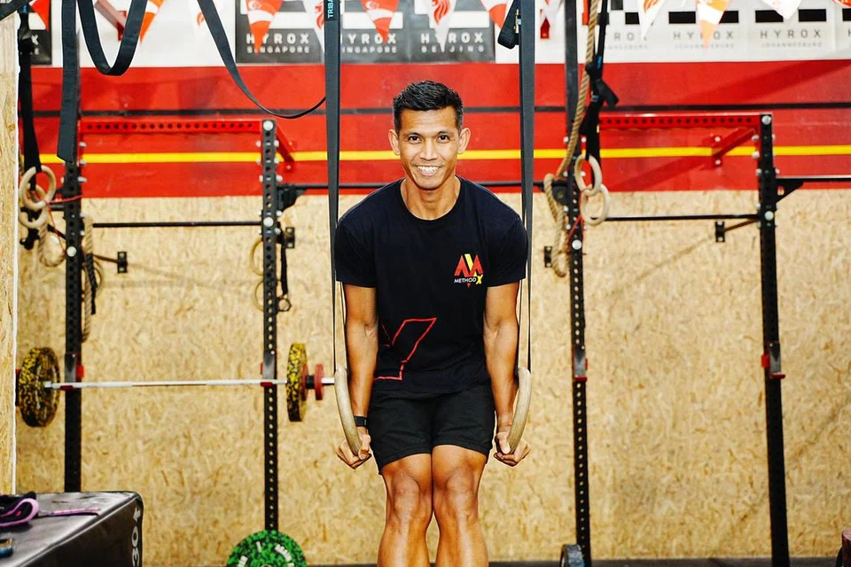 Encik Hafiz melakukan senaman ‘calisthenic’, perkuatkan otot dengan intensiti yang tinggi. 