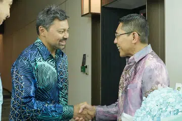 Menteri di Pejabat Perdana Menteri dan Menteri Kedua Pendidikan merangkap Ehwal Luar, Dr Mohamad Maliki Osman (kanan), menyambut ketibaan Putera Mahkota Brunei, Putera Al-Muhtadee Billah, di Singapura pada 10 September bagi memulakan rangka lawatan rasmi lima hari untuk menghadiri Program Pemimpin Muda (YLP) Singapura-Brunei ke-10.