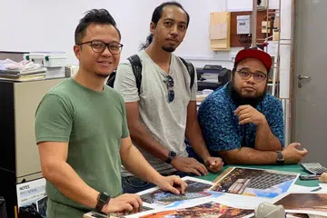 MINAT PADA BAHASA DAN SENI: Tiga rakan, (dari kiri) Encik Khairuzamani Mohamed Noor, Encik  Anwar Hadi Ramli dan Saiful Amri Ahmad Elahi, berkongsi minat terhadap bahasa Melayu dan seni dan akan mengendalikan bengkel dan pertandingan penulisan sempena Bulan Bahasa.