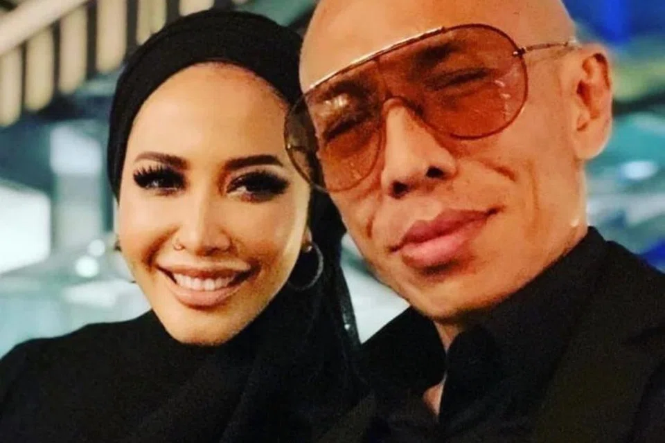 Maman bersama Cik Fayza Mohamed Amin ketika mereka  baru bernikah sekitar lima tahun lalu.