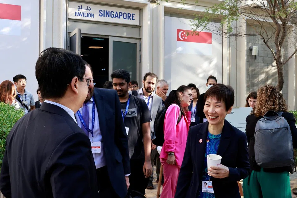 SALING MEMBANTU: Menteri Kemampanan dan Sekitaran, Cik Grace Fu (kanan), di luar pavilion Singapura bagi perbincangan iklim COP28 Pertubuhan Bangsa-Bangsa Bersatu di Dubai, Amiriah Arab Bersatu (UAE), pada 11 Disember.