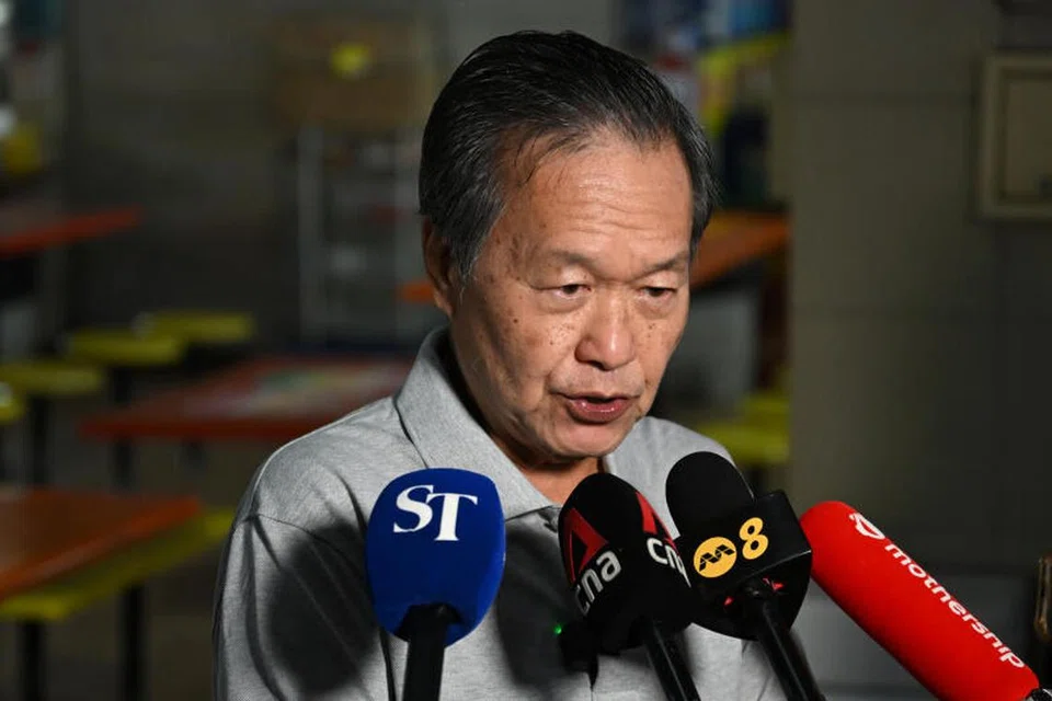 TOLAK KRITIKAN: Bakal calon presiden, Encik Tan Kin Lian, bertemu media semasa lawatannya ke Dataran Pasar West Coast pada Isnin dan menolak kritikan terhadap catatannya di Facebook yang menyebut tentang ‘gadis cantik’.