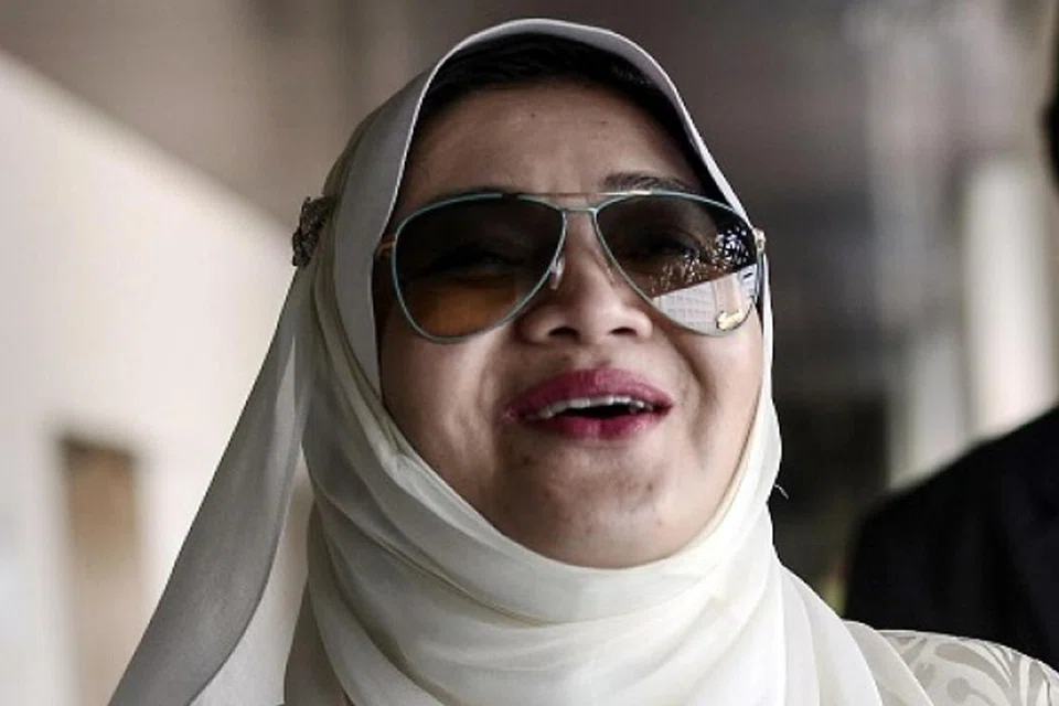 TERIMA JUTAAN RINGGIT: Cik Shahnaz Abdul Majid terima terima RM30 juta daripada Datuk Seri Mahmud Abu Bekir, anak Yang Dipertua Negeri Sarawak. - Foto NSTP