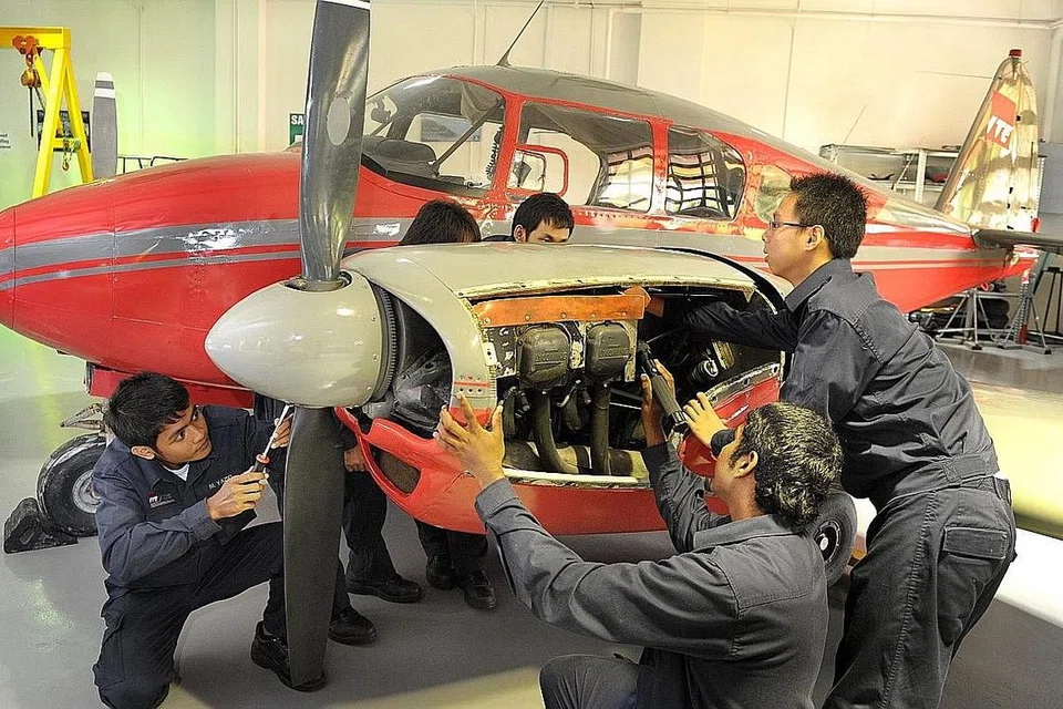 TIMBA KEMAHIRAN: Para pelajar ITE ini menjalani latihan kursus aeroangkasa yang mencerminkan landskap pendidikan tinggi yang kian berubah dan berkembang. Ia menjadi lebih pelbagai, menawarkan pelbagai pilihan dan laluan. - Foto fail 
