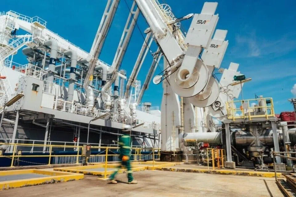 Gas asli cecair (LNG) tiba dari seluruh dunia menggunakan kapal, dan disimpan di Terminal LNG Singapura. Ia kemudiannya ditukar kembali kepada bentuk gas, dan disalurkan ke loji janakuasa untuk menghasilkan tenaga elektrik.