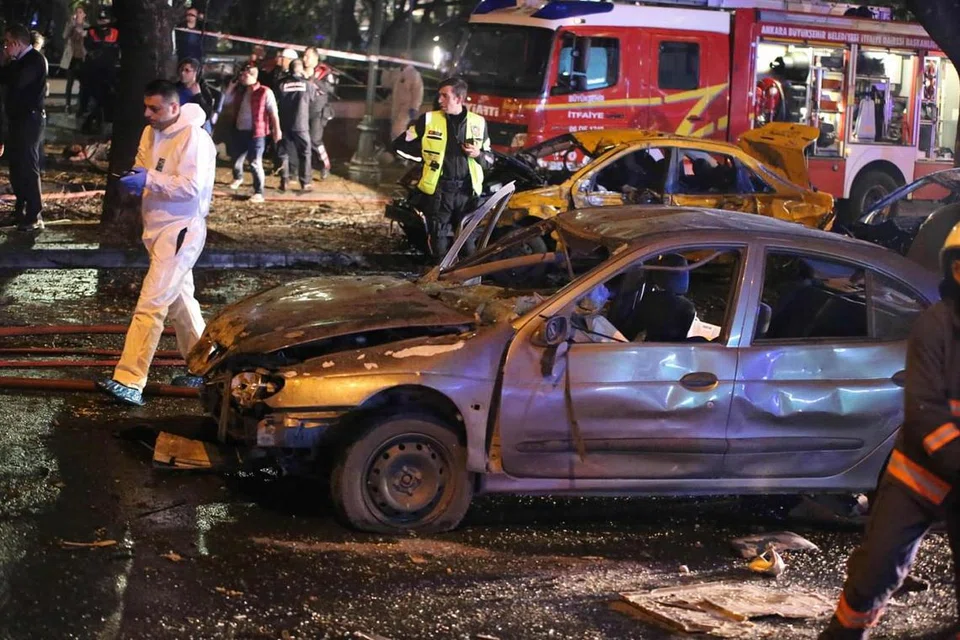 LAKUKAN SIASATAN: Polis forensik dan anggota bomba sedang menjalankan siasatan di tempat letupan di Ankara semalam. Serangan bom nekad itu meragut lebih 30 nyawa. -- Foto AFP