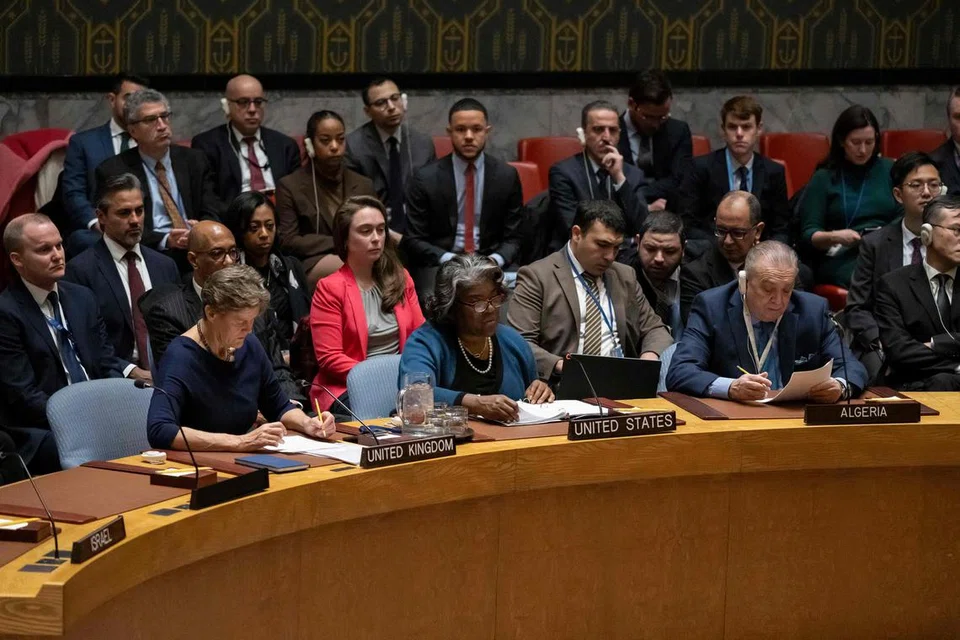 Duta Amerika Syarikat ke Pertubuhan Bangsa-bangsa Bersatu (PBB), Cik Linda Thomas-Greenfield (tengah), bercakap semasa usul Majlis Keselamatan PBB untuk gencatan senjata Gaza dan undian perjanjian tebusan di ibu pejabat PBB di New York, pada 22 Mac.