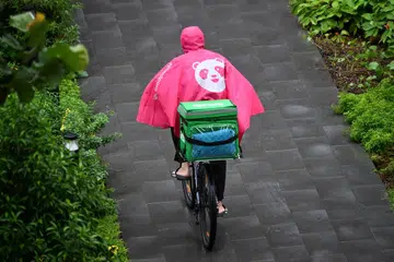 MASIH DIRUNDING: Satu majalah perniagaan melaporkan Grab Singapore boleh membayar lebih sedikit daripada 1 bilion euro ($1.46 bilion) bagi perniagaan foodpanda.