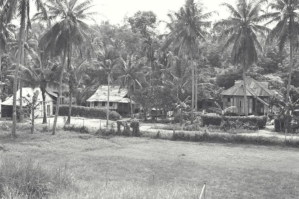 KENANGAN DI KAMPUNG: Inilah gambaran rumah-rumah yang wujud di Kampung Radin Mas (gambar atas) tidak lama dulu. - Foto fail