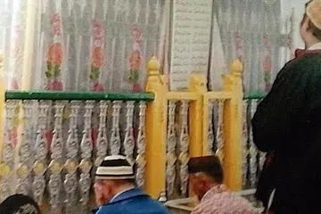MAKAM ULAMA TERSOHOR NUSANTARA: Pengunjung termasuk Encik Muhamad Fadhli (berdiri) menzarahi makam Syekh Muhammad Arsyad Al-Banjari di Martapura, Kalimantan. - Foto ihsan MUHAMAD FADHLI