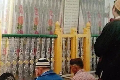 MAKAM ULAMA TERSOHOR NUSANTARA: Pengunjung termasuk Encik Muhamad Fadhli (berdiri) menzarahi makam Syekh Muhammad Arsyad Al-Banjari di Martapura, Kalimantan. - Foto ihsan MUHAMAD FADHLI