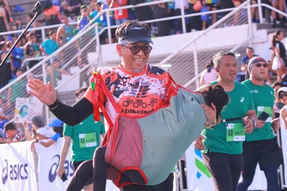 Duo bapa dan anak itu juga telah menyertai sebanyak tiga maraton separuh pada tahun ini, antaranya di Kuala Lumpur dan juga Hatyai, Thailand.