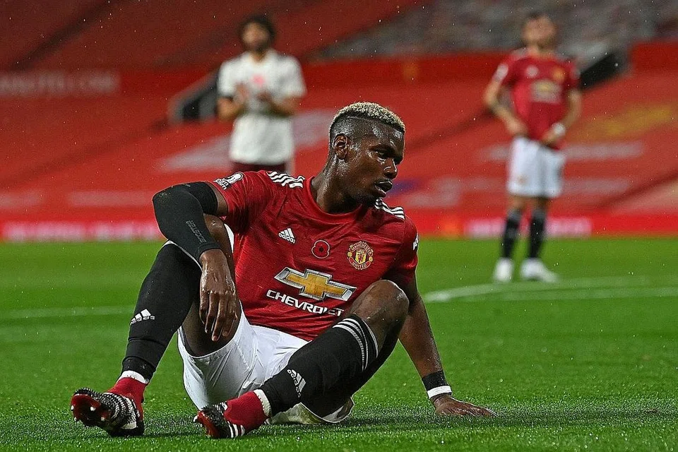 SILAP LANGKAH: Pemain tengah Manchester United, Paul Pogba menunjukkan reaksi setelah memberikan sepakan penalti kepada Arsenal. - Foto AFP