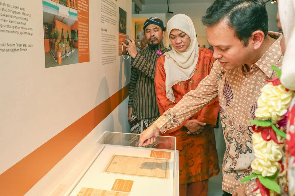 MENINJAU KHAZANAH: Encik Zaqy meninjau sijil kelahiran lama di pameran 'Pusaka: Warisan dan Budaya Jawa Singapura' di TWM semalam.