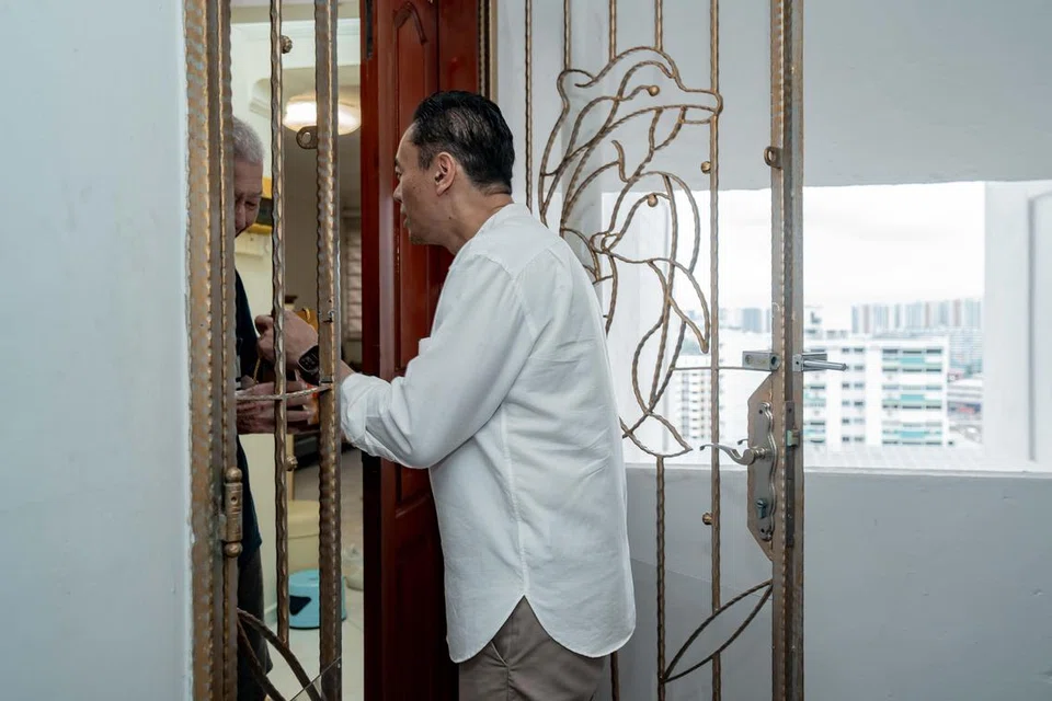 Anggota Parlimen (AP) GRC Jalan Besar, Dr Wan Rizal Wan Zakariah, bertanya khabar dengan  penduduk yang ditemuinya dalam sesi lawatan rumah ke rumah di kawasan undi Kolam Ayer.