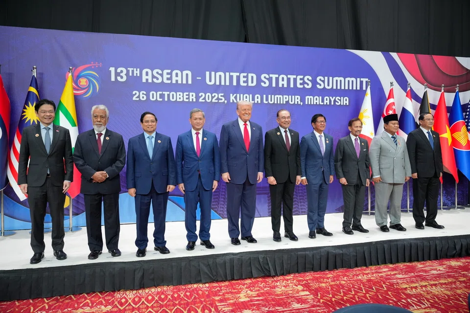 Perdana Menteri Singapura, Encik Lawrence Wong (kiri) bergambar bersama Presiden Amerika Syarikat, Encik Donald Trump (lima dari kiri) dan pemimpin Asean lain di Sidang Puncak Asean-Amerika yang diadakan di Kuala Lumpur, Malaysia, pada 26 Oktober.