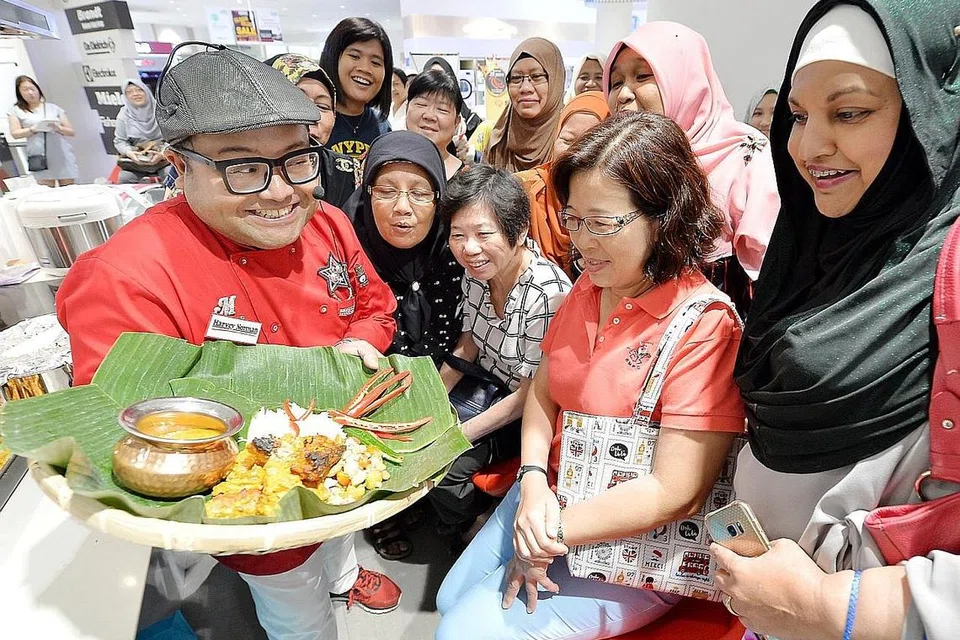 MENYELERAKAN: Cef Mel (kiri) menunjukkan Nasi Liwet Solo, Ayam Panggang Temasek dan Salsa Nanas Thailand kepada peserta yang hadir di demonstrasi makanan anjuran Harvey Norman dan BH/BM yang diadakan di gudang Harvey Norman Millenia Walk semalam. - Foto ZAINAL YAHYA