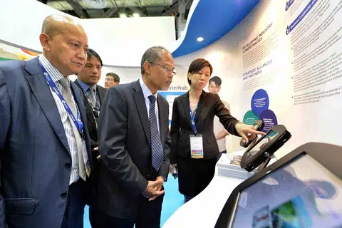 MAJLIS PELANCARAN: Encik Masagos melancarkan Akademi Air Singapura (SqWA) yang akan menyediakan program pembangunan kepada ahli air profesional tempatan dan antarabangsa. Bersamanya ialah (dari kanan) Pengarah Akademi Air Singapura, PUB, Cik Angela Koh; Ketua Pegawai Eksekutif Singapore Cooperation Enterprise (SCE), Encik Kong Wy Mun; dan Presiden Persatuan Air Singapura (SWA), Encik Tan Cheng Guan. - Foto M.O. SALLEH