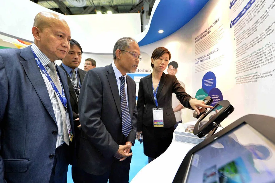 MAJLIS PELANCARAN: Encik Masagos melancarkan Akademi Air Singapura (SqWA) yang akan menyediakan program pembangunan kepada ahli air profesional tempatan dan antarabangsa. Bersamanya ialah (dari kanan) Pengarah Akademi Air Singapura, PUB, Cik Angela Koh; Ketua Pegawai Eksekutif Singapore Cooperation Enterprise (SCE), Encik Kong Wy Mun; dan Presiden Persatuan Air Singapura (SWA), Encik Tan Cheng Guan. - Foto M.O. SALLEH