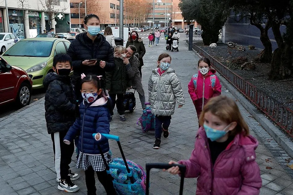 KEMBALI KE SEKOLAH: Kanak-kanak dilihat comel berpelitup beratur semasa tiba di sekolah di Madrid, Sepanyol, pada 10 Januari lalu sebelum masuk ke bilik darjah masing-masing, sedang negara itu menghadapi lonjakan penularan jangkitan Covid-19. - Foto REUTERS 