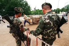 Tentera yang bertugas sudah biasa dengan penyeberangan harian rakyat Kemboja dan Thailand di sempadan tetapi mereka juga bersedia menghadapi ketegangan ekoran konflik yang berlaku.