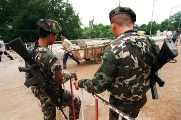 Tentera yang bertugas sudah biasa dengan penyeberangan harian rakyat Kemboja dan Thailand di sempadan tetapi mereka juga bersedia menghadapi ketegangan ekoran konflik yang berlaku.