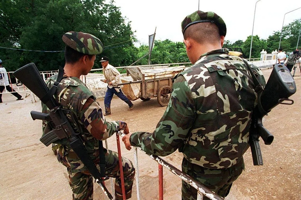 Tentera yang bertugas sudah biasa dengan penyeberangan harian rakyat Kemboja dan Thailand di sempadan tetapi mereka juga bersedia menghadapi ketegangan ekoran konflik yang berlaku.