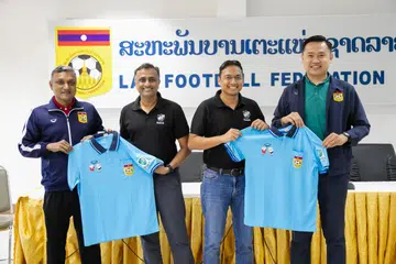 JALANI TRANSFORMASI: (Dari kiri) Pengarah teknikal Persekutuan Bola Sepak Laos (LFF), V Sundramoorthy; pengasas bersama Koach Hub, Ramanan Ramadoss; pengasas bersama dan ketua pegawai eksekutif Koach Hub, Tariq Cassim; dan timbalan Setiausaha Agung LFF, Chanthavong Sirimanotham, di majlis menandatangani perkongsian antara LFF dengan Koach Hub di Vientiane, Laos pada 19 Januari.
