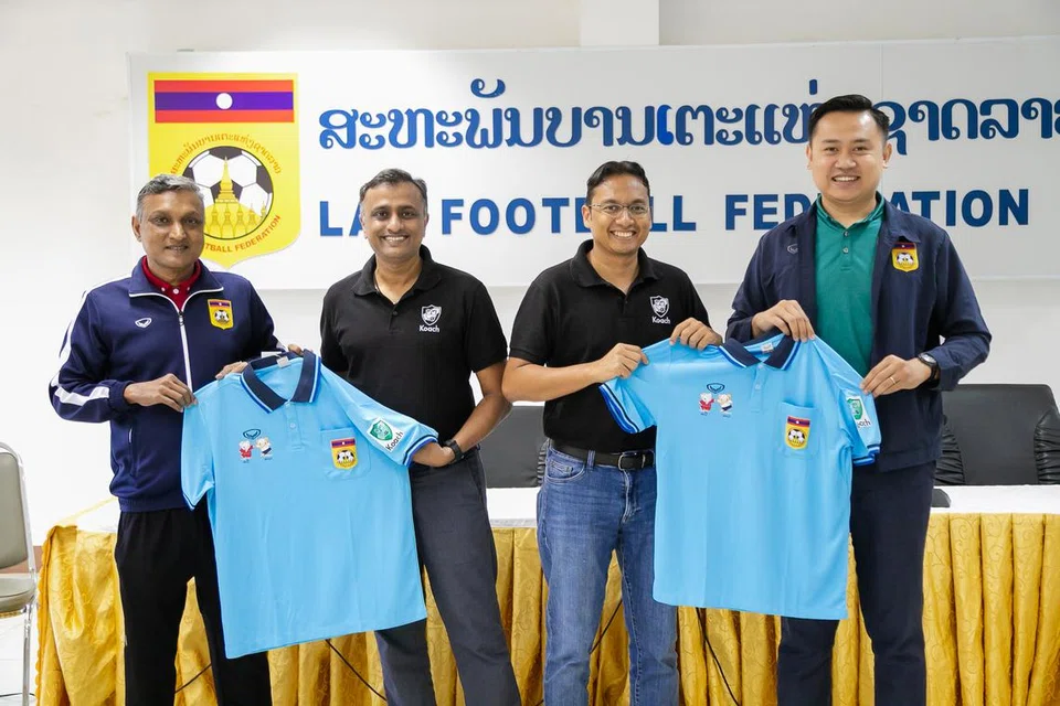 JALANI TRANSFORMASI: (Dari kiri) Pengarah teknikal Persekutuan Bola Sepak Laos (LFF), V Sundramoorthy; pengasas bersama Koach Hub, Ramanan Ramadoss; pengasas bersama dan ketua pegawai eksekutif Koach Hub, Tariq Cassim; dan timbalan Setiausaha Agung LFF, Chanthavong Sirimanotham, di majlis menandatangani perkongsian antara LFF dengan Koach Hub di Vientiane, Laos pada 19 Januari.