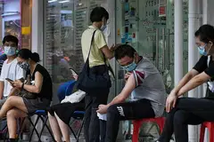 DAPATKAN VAKSIN SINOVAC: Orang ramai menunggu di luar sebuah klinik di Toa Payoh semalam untuk kesihatan mereka dipantau setelah mengambil vaksin Sinovac. - Foto BH oleh KUA CHEE SIONG