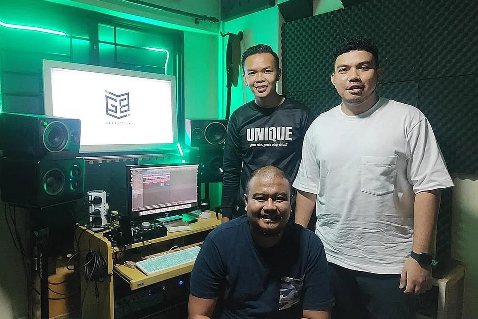 KERJA KERAS BINA KESERASIAN: 'Hilang Arahku' menyatukan ilham penggubah lagu dan penulis lirik Singapura, Ridwan Salim (berdiri, kiri), penyusun muzik Abang Bob (duduk) dan penyanyi asal Johor Bahru, Niq Bazlee. - Foto ihsan RIDWAN SALIM